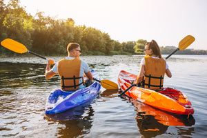 couple-together-kayaking-on-the-river-min - Wassersport-Druck