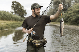 man-fishing-at-the-river-min - Wassersport-Druck