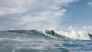 surfer-riding-wave-in-daylight-min - Wassersport-Druck