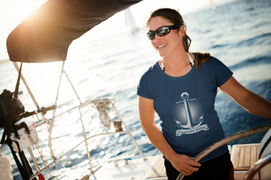 t-shirt-mockup-featuring-a-woman-with-sunglasses-on-a-fishing-boat-40629-r-el2_c29d206a-fe64-45ac-b0ad-44cf6b79decb - Wassersport-Druck